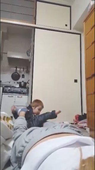 幼児にタバコ吸わせてるって