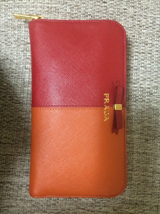 皆さんの財布見せてください。