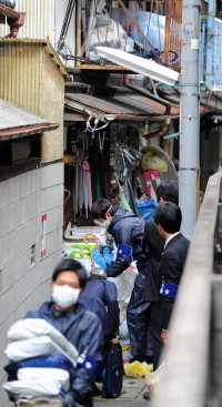 京都の「ごみ屋敷」を全国初の行政代執行へ　５０代男性宅前の私道に高さ２メートルの堆積物…
