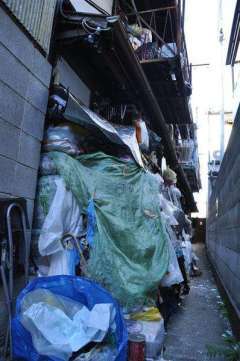 京都の「ごみ屋敷」を全国初の行政代執行へ　５０代男性宅前の私道に高さ２メートルの堆積物…