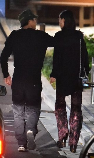 水原希子と野村周平が手つなぎデート