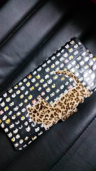 皆さんの財布見せてください。