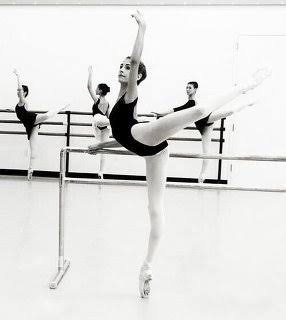 ランジェリー姿のバレリーナを披露した紗栄子【&#x{11:F8E2};】