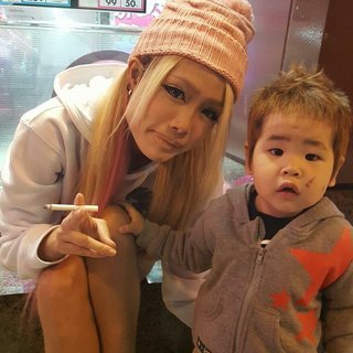 幼児にタバコ吸わせてるって