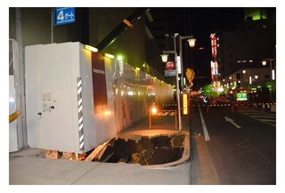 名古屋駅近くの歩道で陥没　４ｍ四方・深さ５ｍ