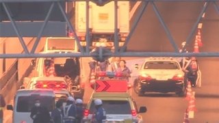 東名高速の路上で男性死亡、トラックにひかれる