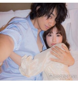 斎藤工＆小嶋陽菜５分でベッド、密着セクシー自撮り