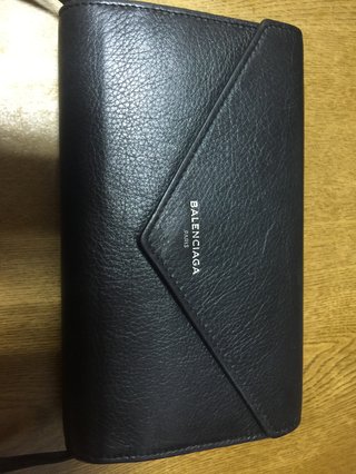 皆さんの財布見せてください。