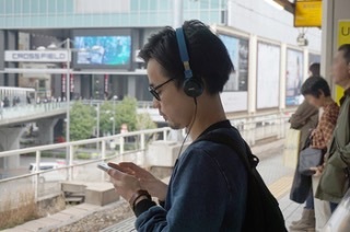 おばさんがヘッドホンしたら変？