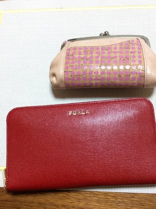 皆さんの財布見せてください。