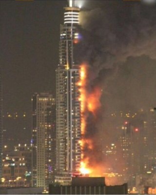 ドバイの６３階建て高層ビルで火災