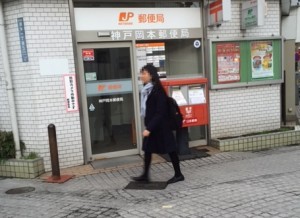 側溝に５時間寝そべりスカートの中のぞく…溝から「髪の毛」はみ出て発覚、２８歳会社員逮捕  兵庫