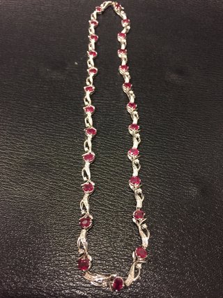 じゃあさ、このネックレスいくらなら買う？