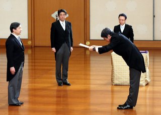 甘利経済再生担当相が辞任表明