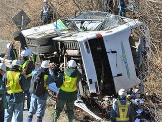 長野・軽井沢でスキーバスが転落 多数死傷者