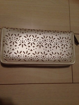 皆さんの財布見せてください。