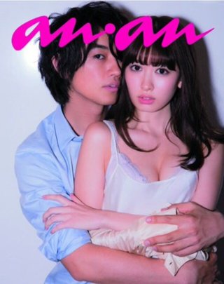 斎藤工＆小嶋陽菜５分でベッド、密着セクシー自撮り