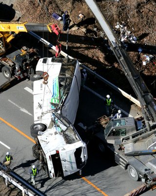 長野・軽井沢でスキーバスが転落 多数死傷者