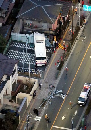 路線バスがアパートに突っ込む　運転の男性けが　東京