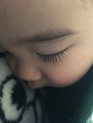 お目目くりんくりんで睫毛くるんくるんなお子様