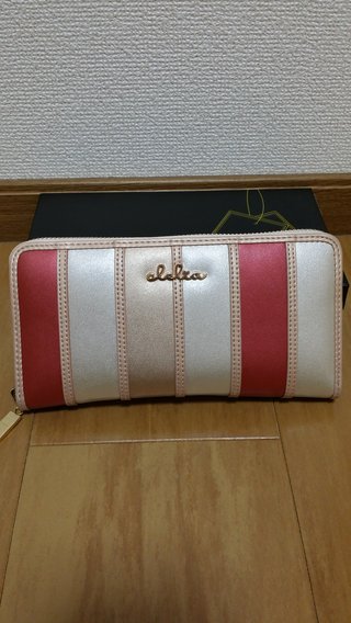 皆さんの財布見せてください。