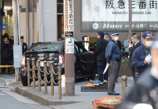 ＜交通事故＞車が歩道に突っ込む、１０人負傷　大阪駅近く
