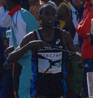 ニューイヤー駅伝 沿道からペットの犬が飛び出し選手が転倒
