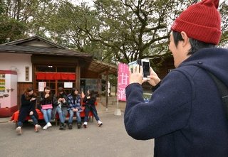 「嵐」CM効果でにぎわい　福岡県の宮地嶽神社、入場制限など対応に追われる