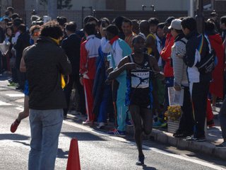 ニューイヤー駅伝 沿道からペットの犬が飛び出し選手が転倒