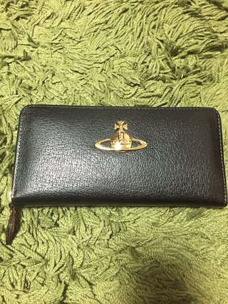 皆さんの財布見せてください。