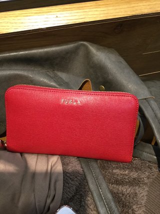 皆さんの財布見せてください。