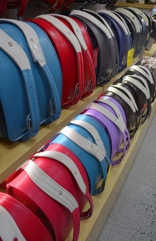 「6万円でも安い方」ランドセル、家計に重荷　無料配布や見直す動き広がる