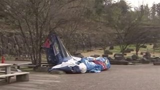 突風でゴム製の滑り台倒れ、児童ら１１人けが