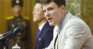 北朝鮮でホテルの展示物を盗もうとしたアメリカ人大学生に懲役15年判決【号泣】