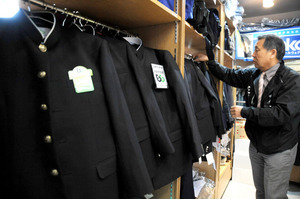 学生服、値上げの春　羊肉「爆食」、日本に余波