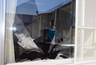 ヒグマ出没　校舎のガラス割る