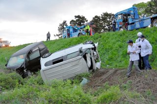 車２台が衝突、堤防のり面に転落　２人死亡３人重軽傷