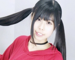 有村かすみ、美背中披露