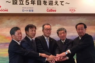 カルビーら、震災遺児に年間300万円を28年支援…「返済不要」に涙する親も