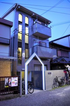 衣装ケースに乳児遺体=遺棄容疑で両親捜査―大阪府警