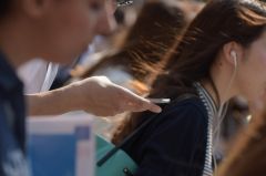 歩きスマホ、死に至ることも　画面見てイヤホン…転落