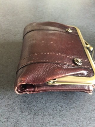 皆さんの財布見せてください。