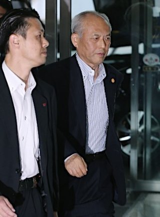 舛添氏 会議費で家族旅行疑い