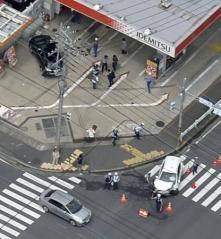 中学生の列に突っ込み５人重軽傷、乗用車同士が衝突　川崎
神奈川  