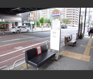 バス停ベンチ壊れソファに　横浜市は撤去方針