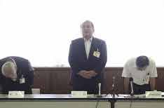 近鉄京都線の「乳首おじさん」は公務員　電車内で下半身露出してついに逮捕