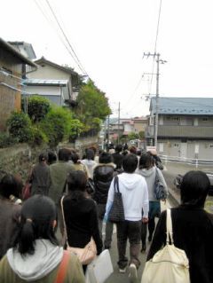 大学までの道「学生は通行禁止」　足音めぐり住民反対