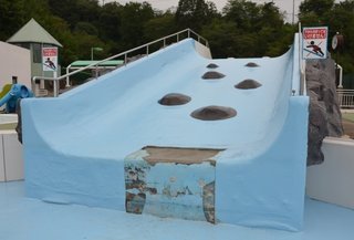 プールの滑り台にねじくぎ突き出す　岡山・津山で児童大けが、市教委陳謝