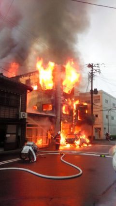 焼け跡から３遺体、住人か　住宅２棟が全焼　新潟・佐渡