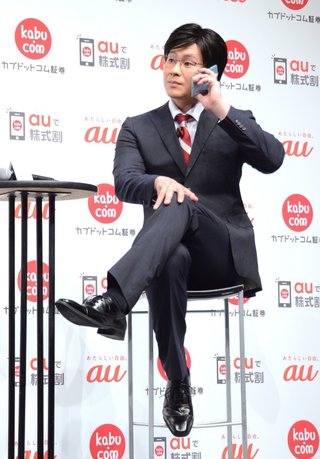 カズレーザー　黒髪・ダークスーツで登場　月収ぶっちゃけ「８２万ぐらい」